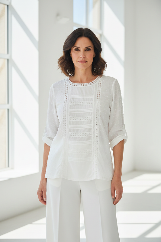 Vista frontal - blusa blanca encaje geométrico