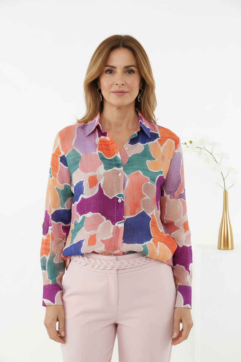 Vista frontal - Camisa abstracta colorida con pantalón rosa