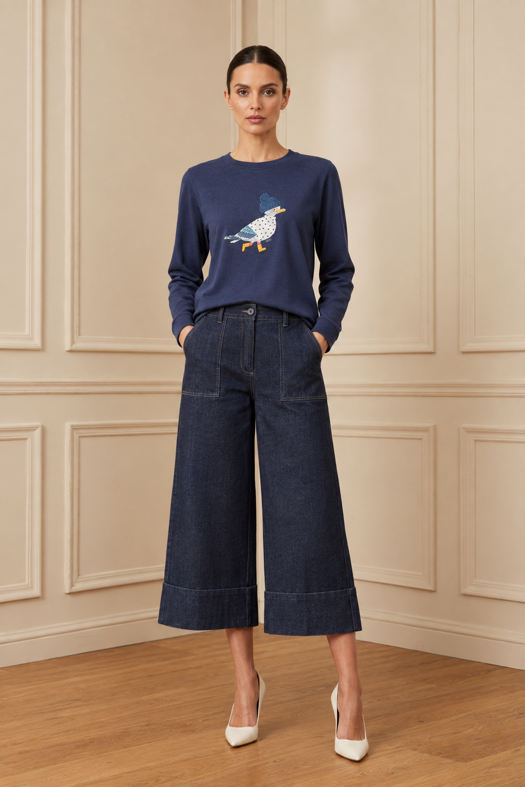 Vista frontal de la camiseta azul marino con el pantalón denim