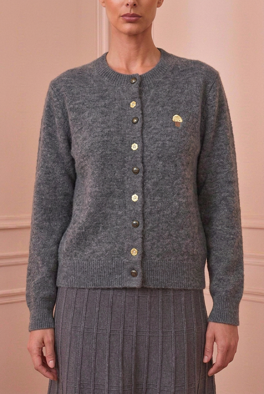 Vista frontal de la chaqueta gris