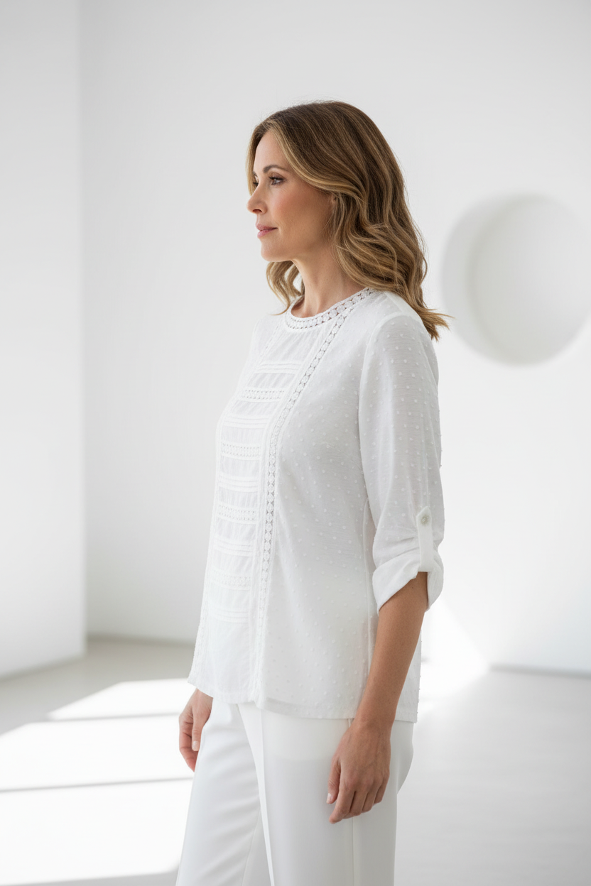 Vista lateral - blusa blanca encaje geométrico