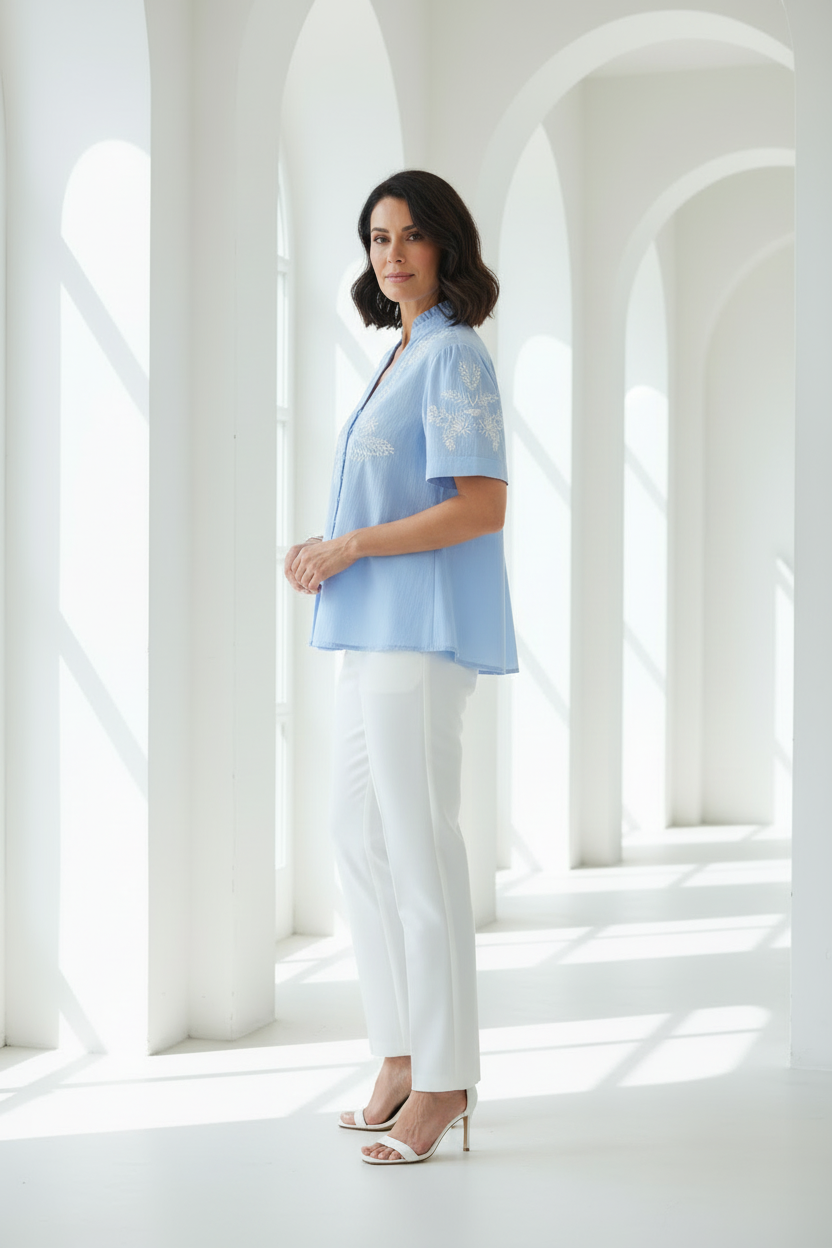 Vista lateral camisa azul celeste