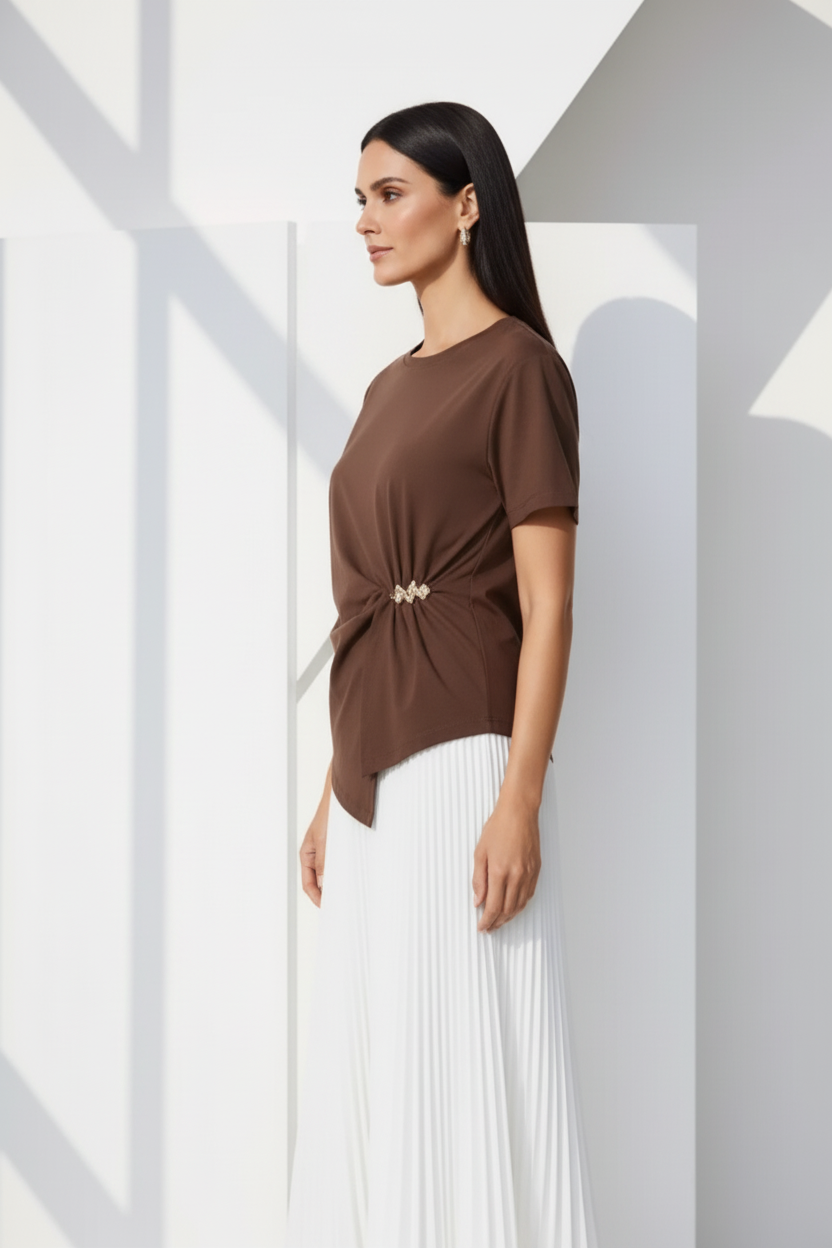 Vista lateral camiseta marrón asimétrica