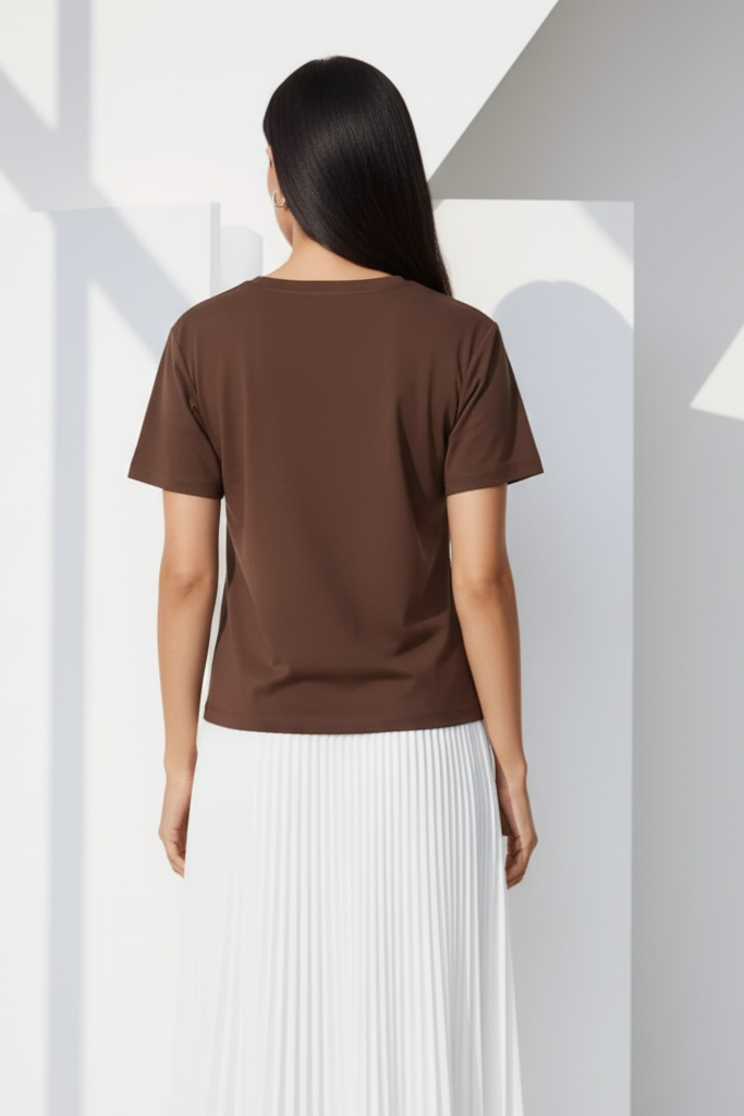 Vista trasera camiseta marrón asimétrica